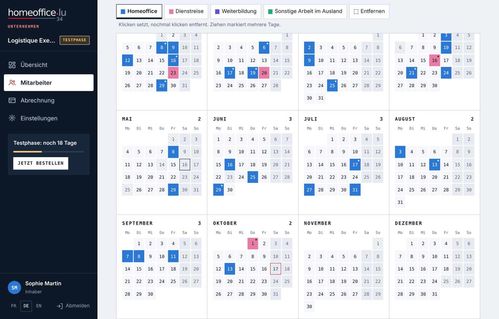 Der Jahreskalender. Vom Mitarbeiter eingetragene Tage tragen einen Punkt.
